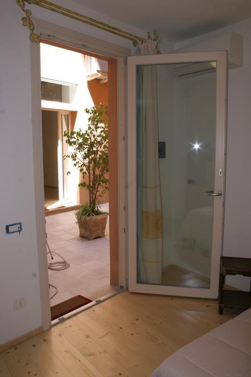 Note Sulla Piazza Acomodação com café da manhã Cagliari Exterior foto